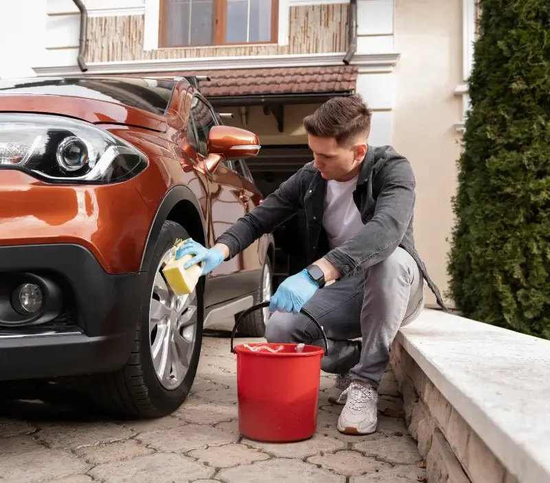 Lavage auto à domicile Palau-de-Cerdagne : professionnel intervenant sur un véhicule